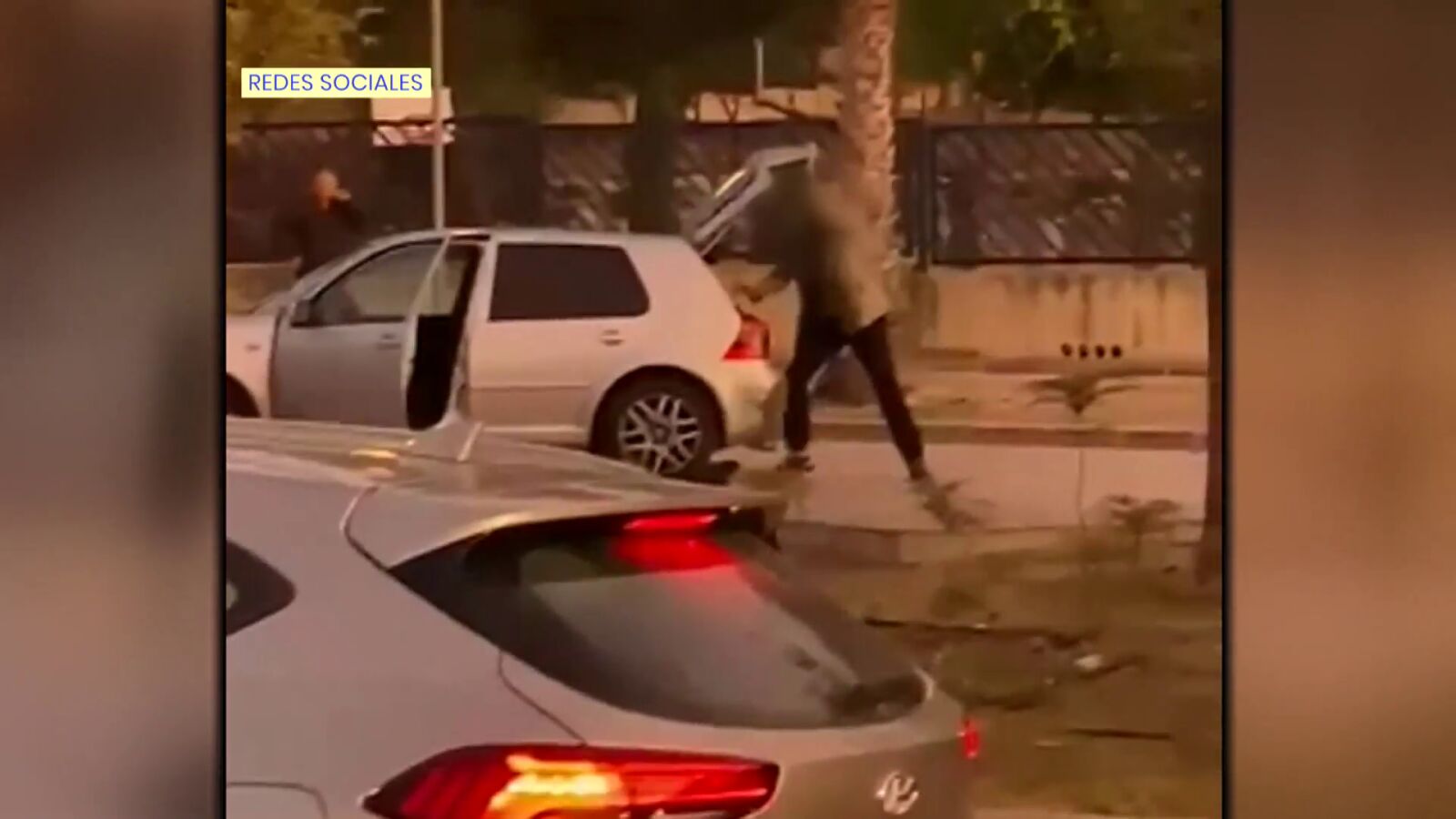 Imágenes impactantes del atrincherado en Murcia: mete a su hermana en el maletero ante la mirada de los vecinos