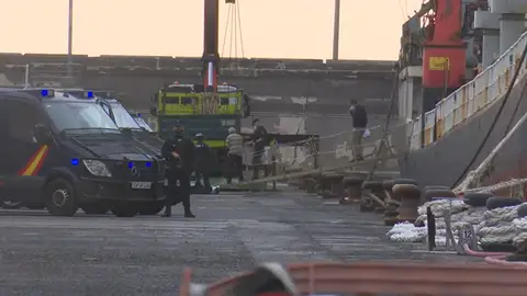 Hay 15 detenidos que iban a bordo del buque cargado de cocaína Hay 15 detenidos que iban a bordo del buque cargado de cocaína