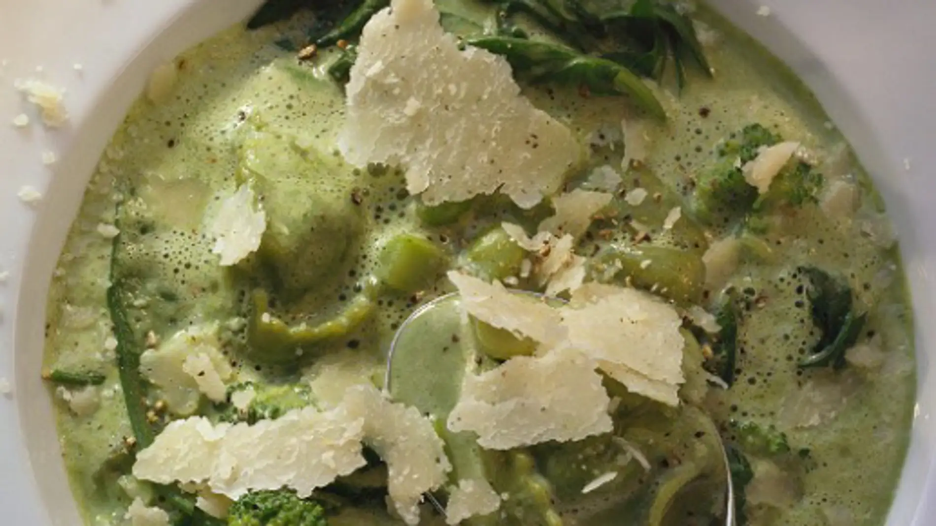 Crema de brócoli con lascas de queso
