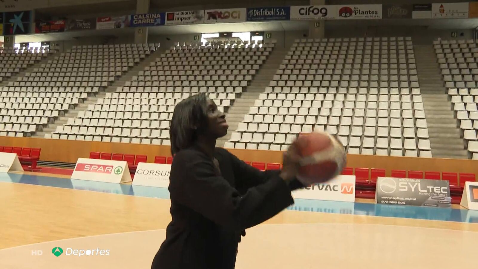 Las jugadoras de baloncesto aún no son consideradas profesionales, quedarse embarazadas es un problema