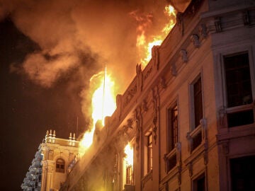incendio de un edificio en el centro de Lima