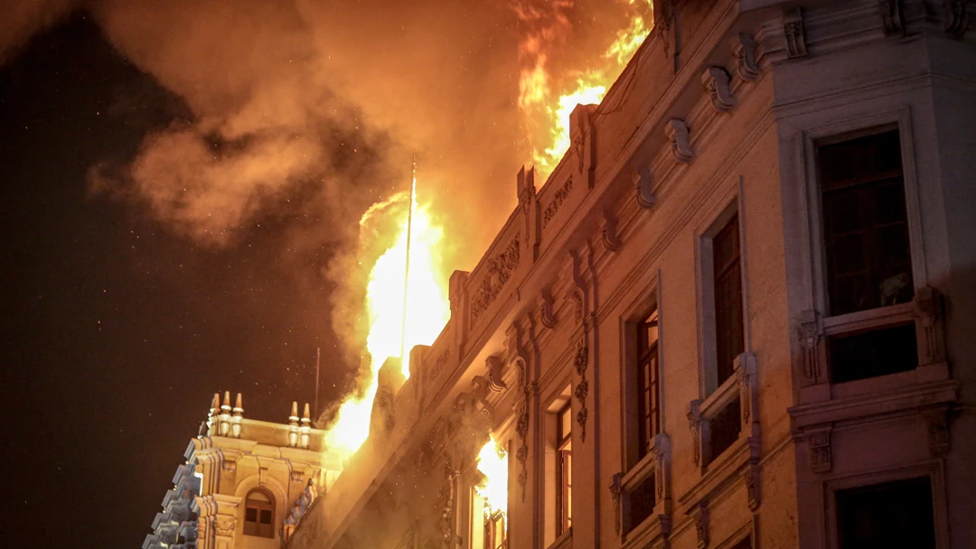 incendio de un edificio en el centro de Lima incendio de un edificio en el centro de Lima