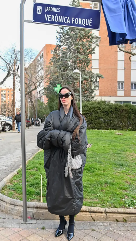 María Forqué junto a la placa en honor a su madre, Verónica Forqué