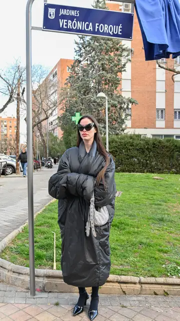 María Forqué junto a la placa en honor a su madre, Verónica Forqué María Forqué junto a la placa en honor a su madre, Verónica Forqué