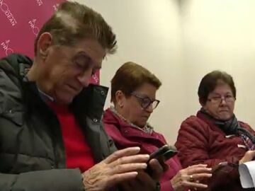 Ancianos aprendiendo a usar el móvil