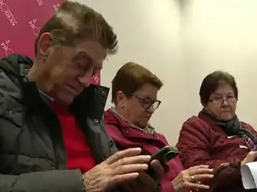 Ancianos aprendiendo a usar el móvil Ancianos aprendiendo a usar el móvil