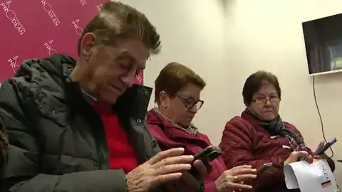 Ancianos aprendiendo a usar el móvil Ancianos aprendiendo a usar el móvil
