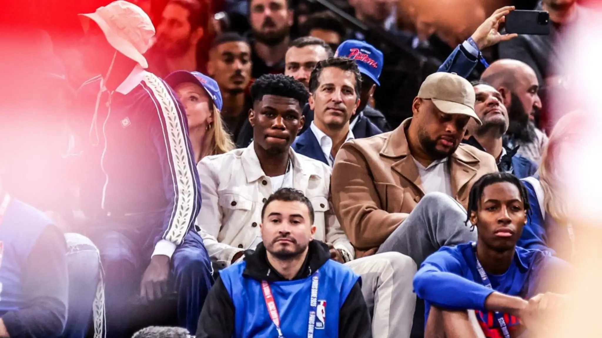 Tchouam&eacute;ni viendo el partido de la NBA