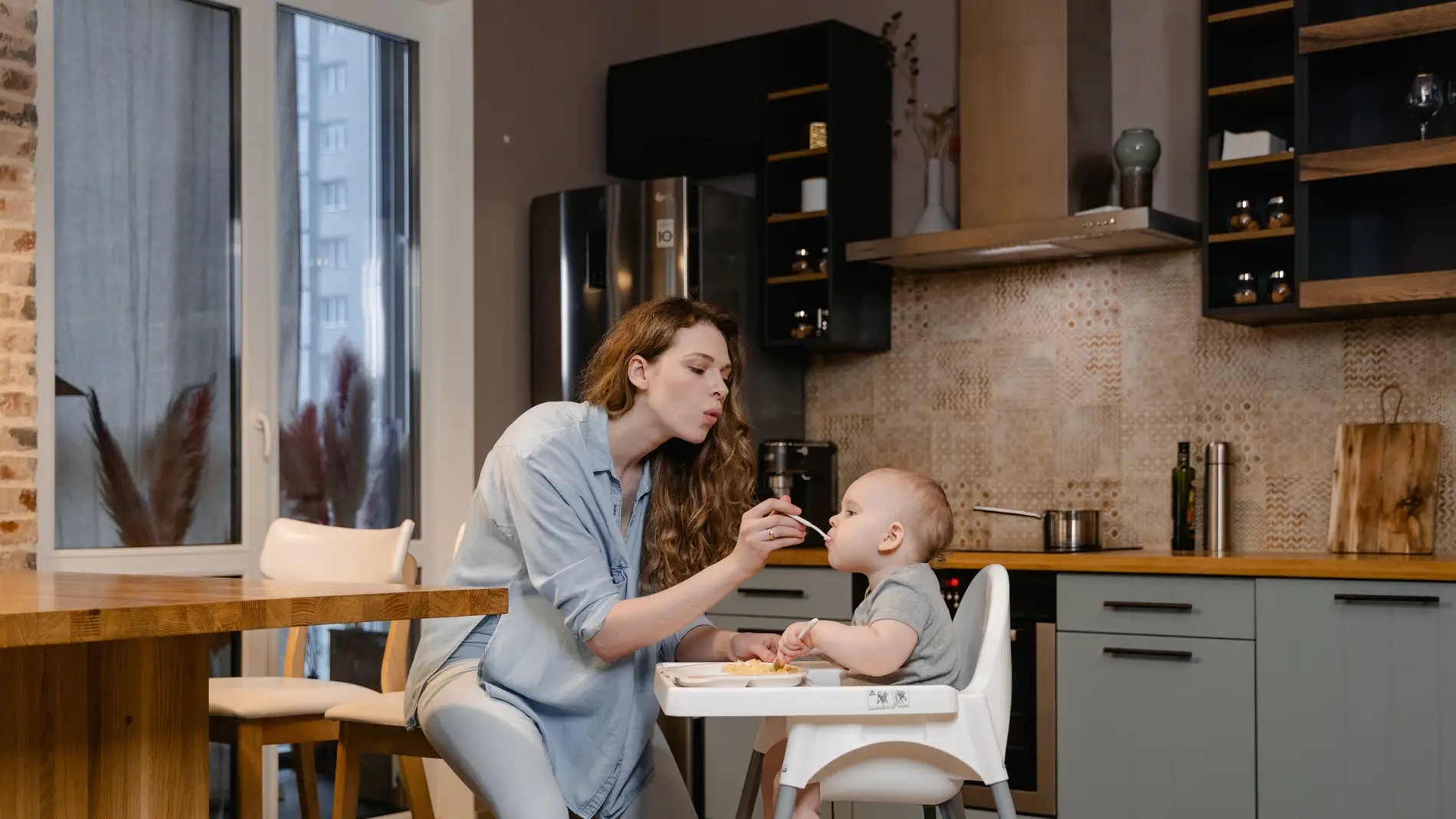 Una madre da de comer a su bebé.