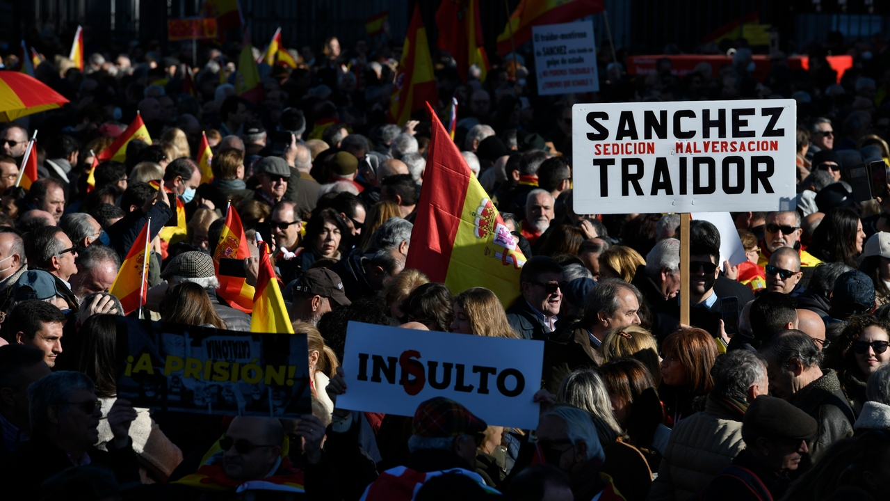 Más de  personas protestan en Cibeles contra la política de Pedro  Sánchez