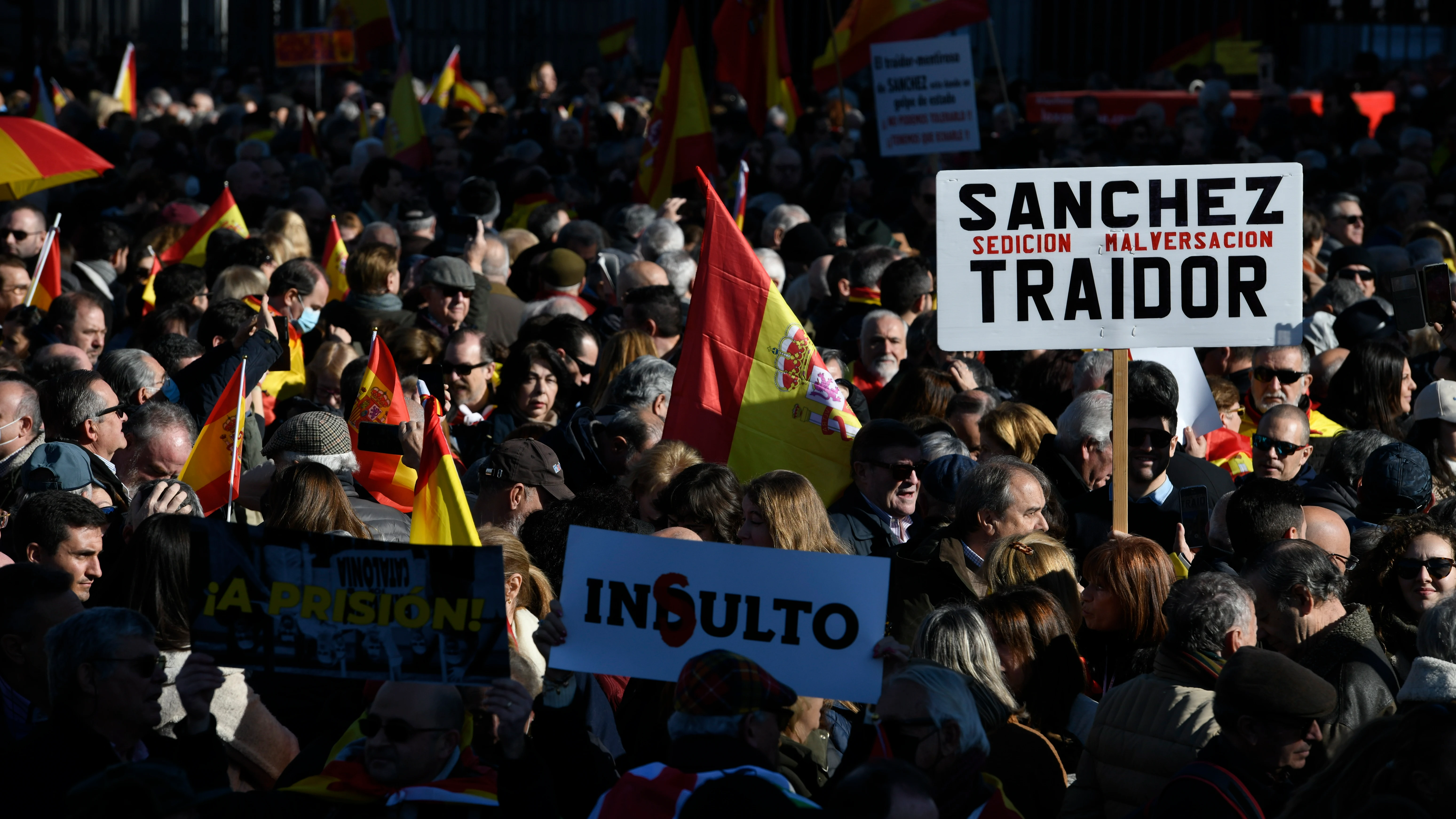 Miles de personas llenan esta s&aacute;bado la plaza de Cibeles de Madrid con banderas de Espa&ntilde;a