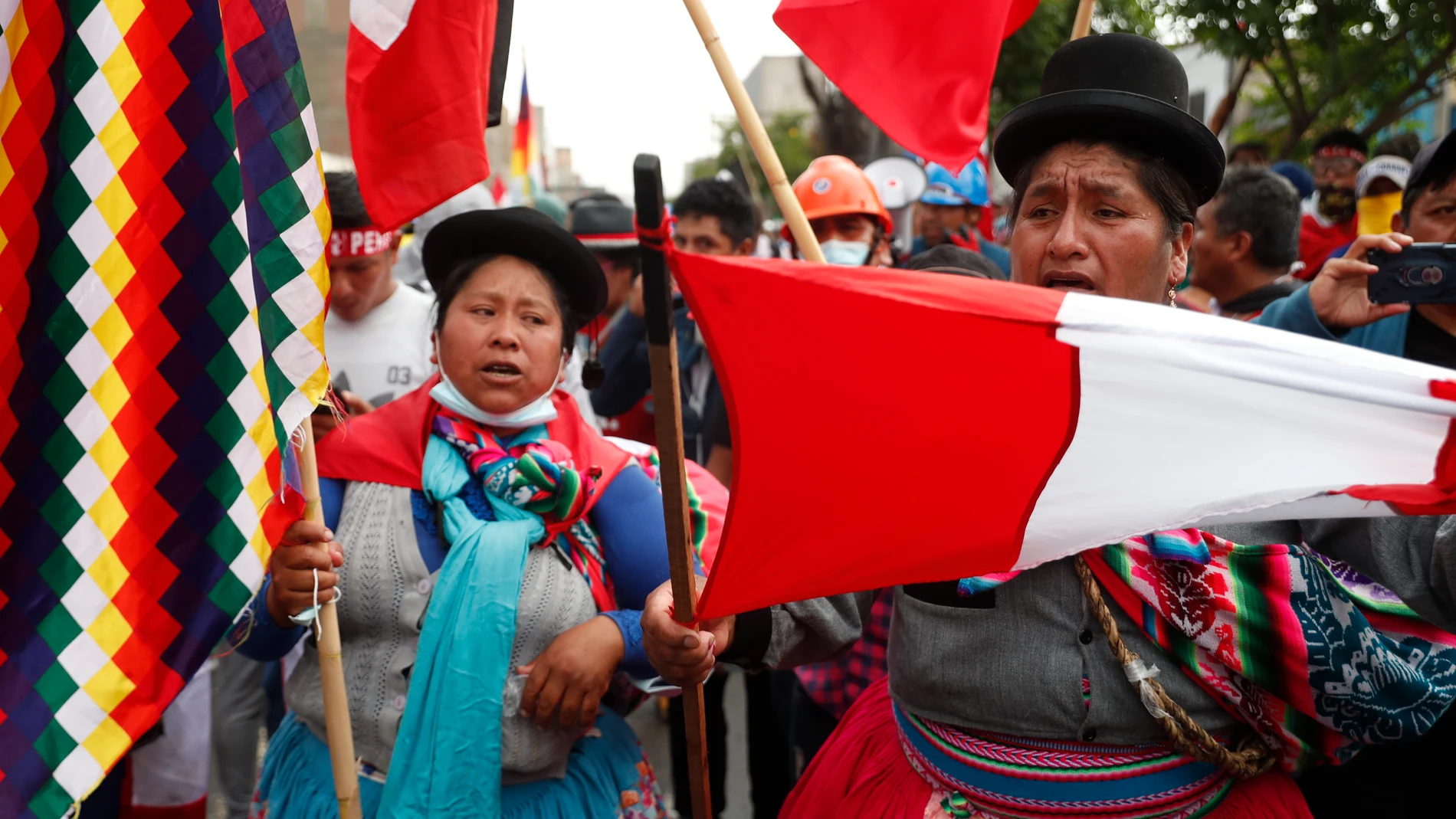 Manifestantes participan en una marcha bloqueada por policías y que se dirigía al Congreso al margen de la llamada &quot;toma de Lima&quot;, en Lima (Perú).