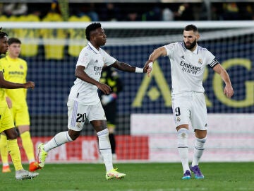 Vinicius y Benzema se saludan tras el gol del brasileño ante el Villarreal