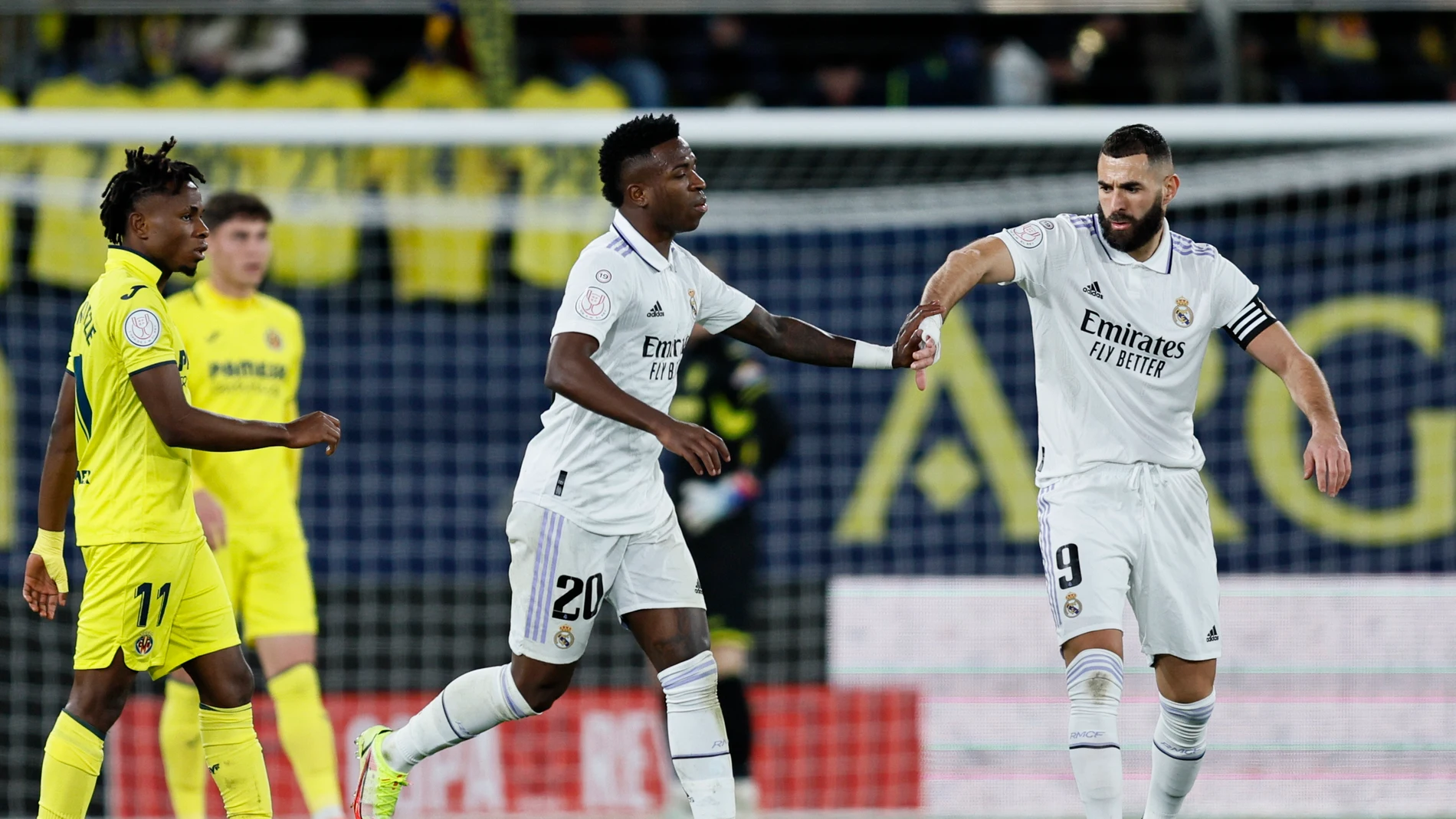 Vinicius y Benzema se saludan tras el gol del brasileño ante el Villarreal