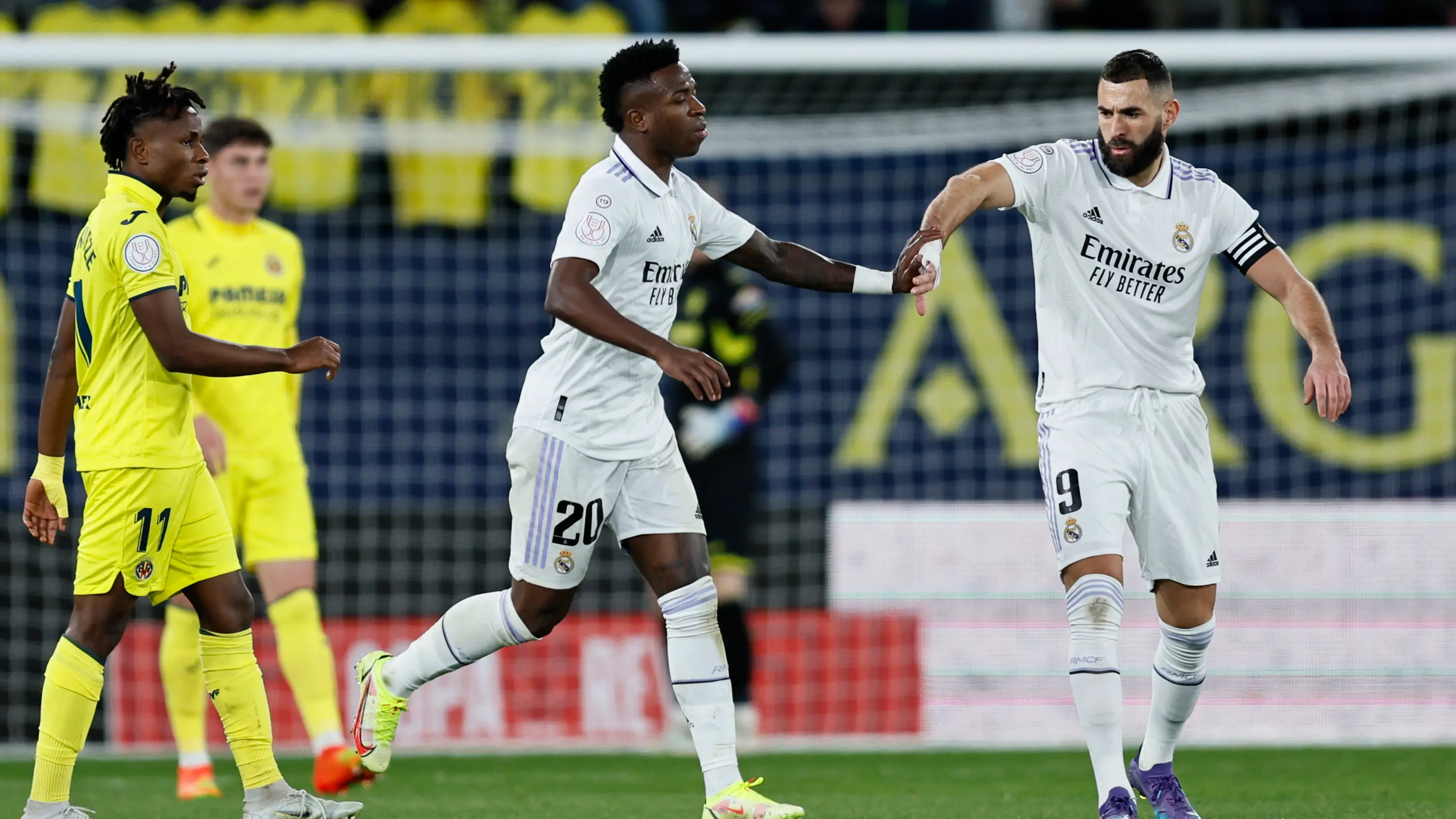 Vinicius y Benzema se saludan tras el gol del brasile&ntilde;o ante el Villarreal