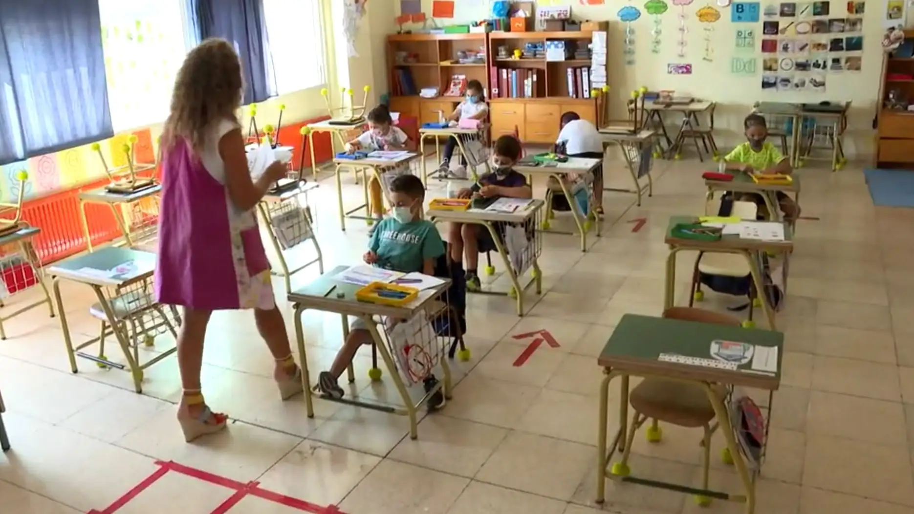 Imagen de una clase con una profesora de Infantil