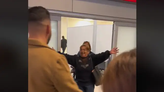 Va a buscar a su madre al aeropuerto tras cuatro a&ntilde;os sin verse y el reencuentro se vuelve viral en TikTok