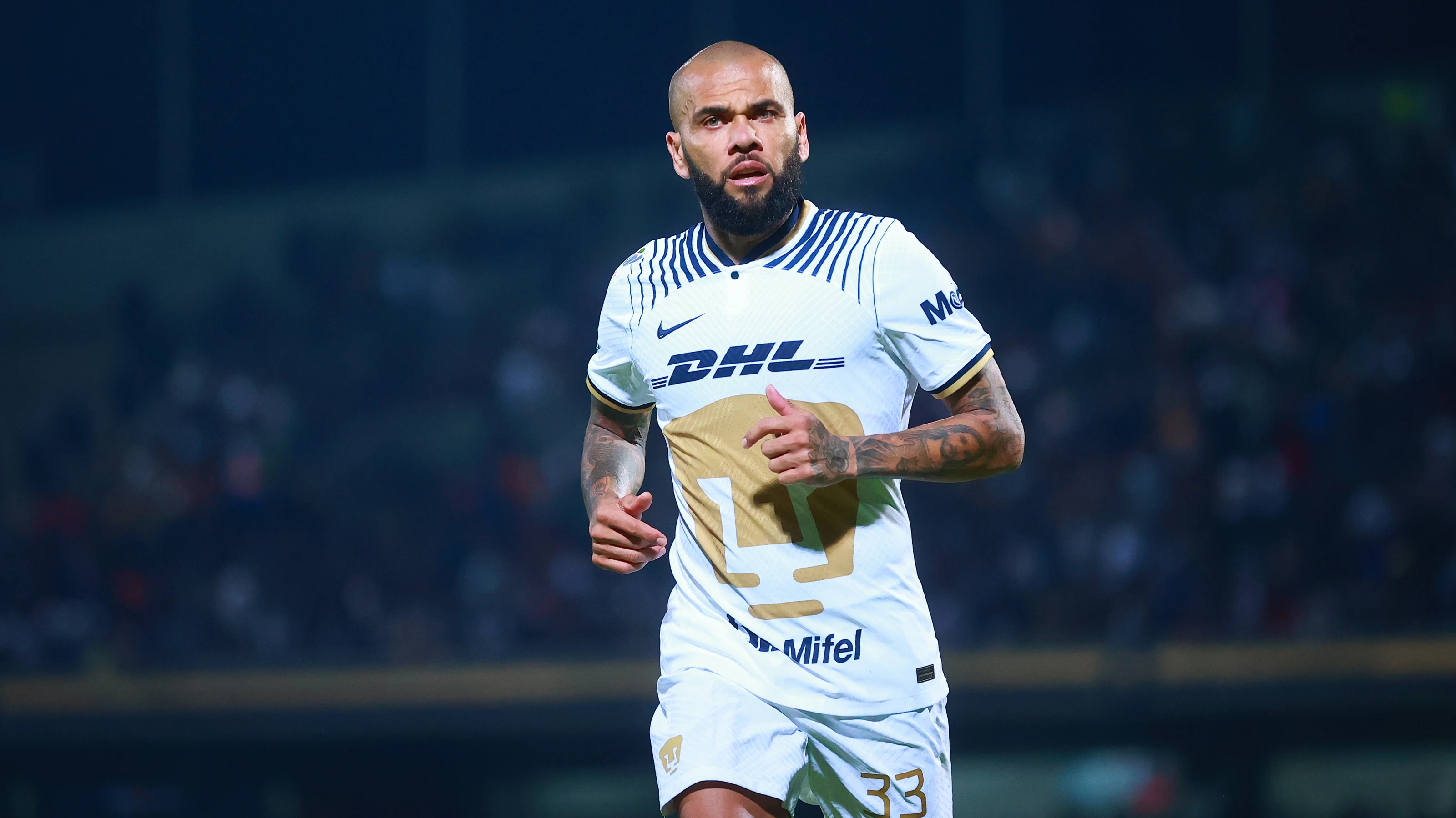 Dani Alves en un partido con Pumas