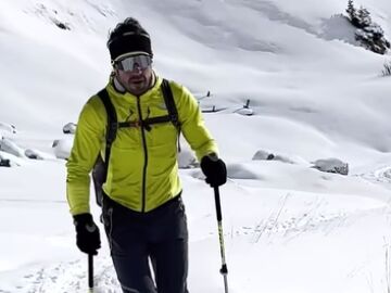 Fernando Alonso haciendo senderismo en la nieve