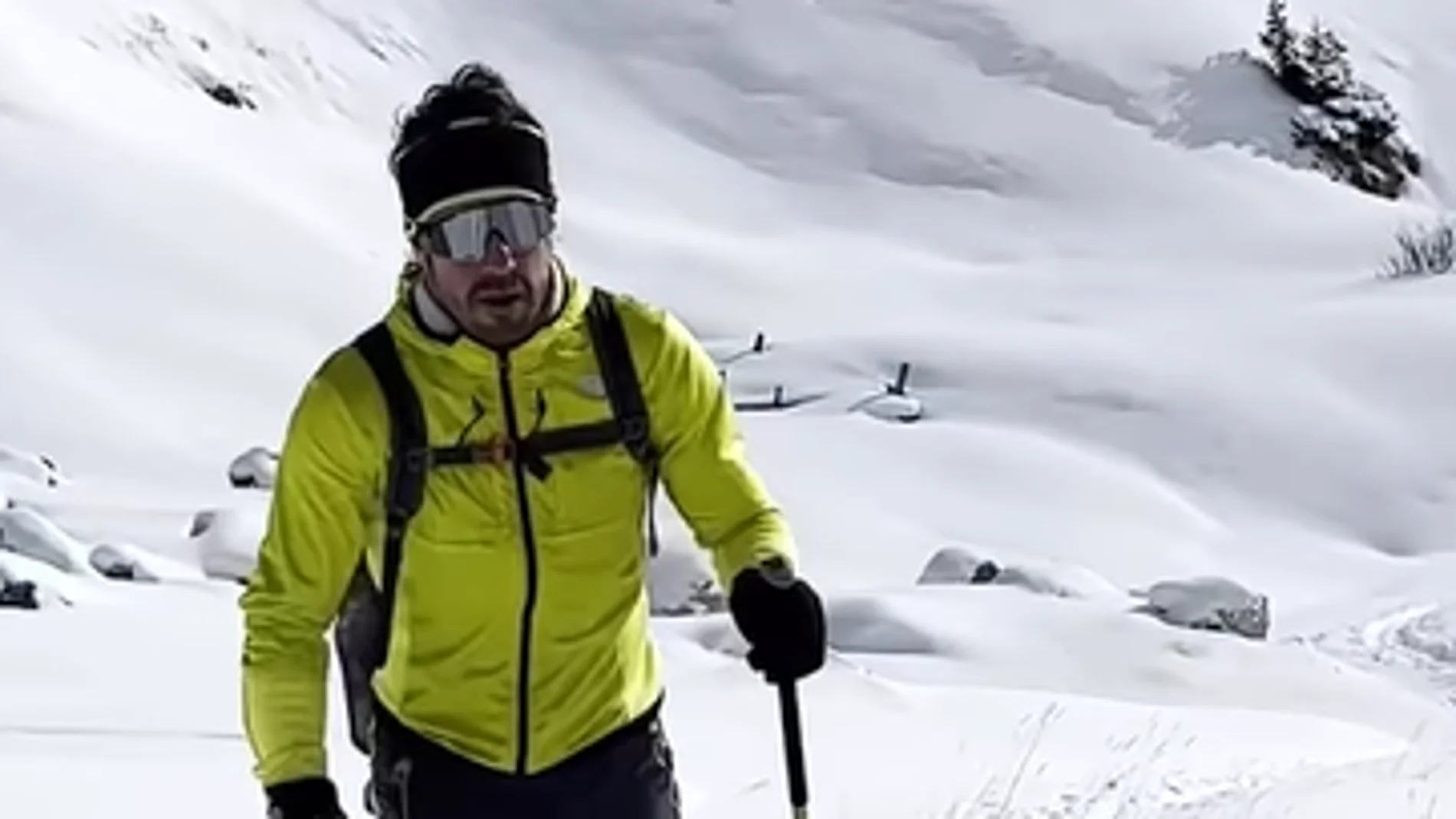 Fernando Alonso haciendo senderismo en la nieve