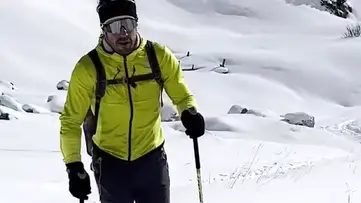 Fernando Alonso haciendo senderismo en la nieve Fernando Alonso haciendo senderismo en la nieve