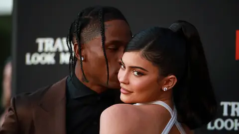 Travis Scott besando a Kylie Jenner Travis Scott besando a Kylie Jenner