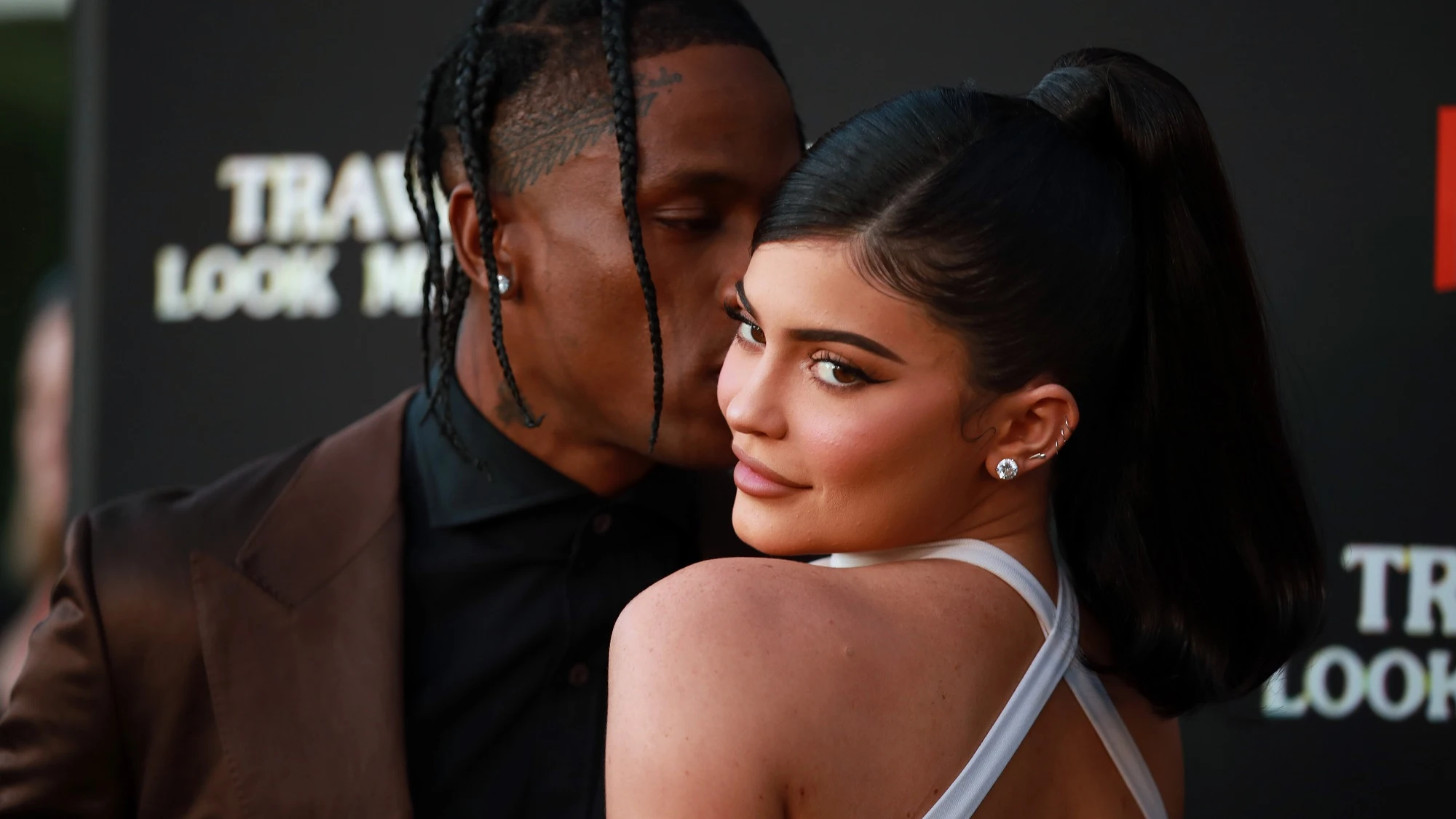 Travis Scott besando a Kylie Jenner Travis Scott besando a Kylie Jenner