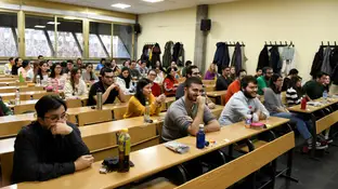 Estudiantes, antes del comienzo del examen para las plazas de Médico Interino residente (MIR) en la Facultad de Periodismo de la Universidad Complutense de Madrid Estudiantes, antes del comienzo del examen para las plazas de Médico Interino residente (MIR) en la Facultad de Periodismo de la Universidad Complutense de Madrid