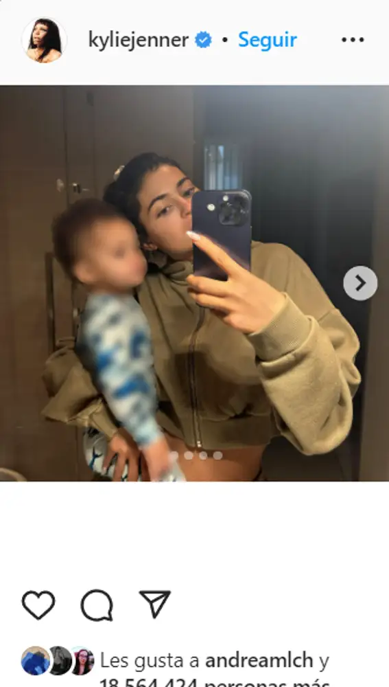 Kylie Jenner y su bebé en una captura de Instagram