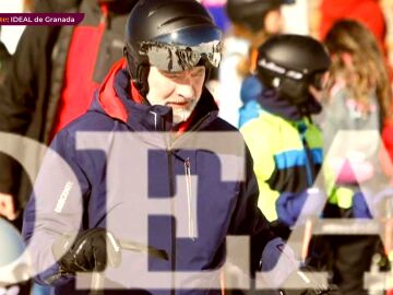 Felipe VI esquiando en Granada y Letizia en …: ¡Así ha sido el fin de semana de los Reyes!