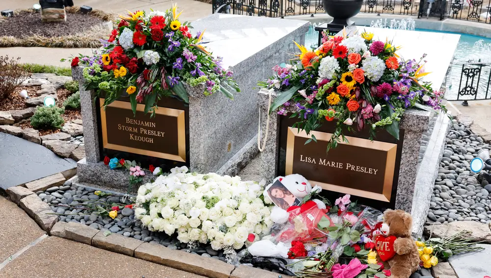 La tumba de Lisa Marie Preley junto a su hijo en Graceland