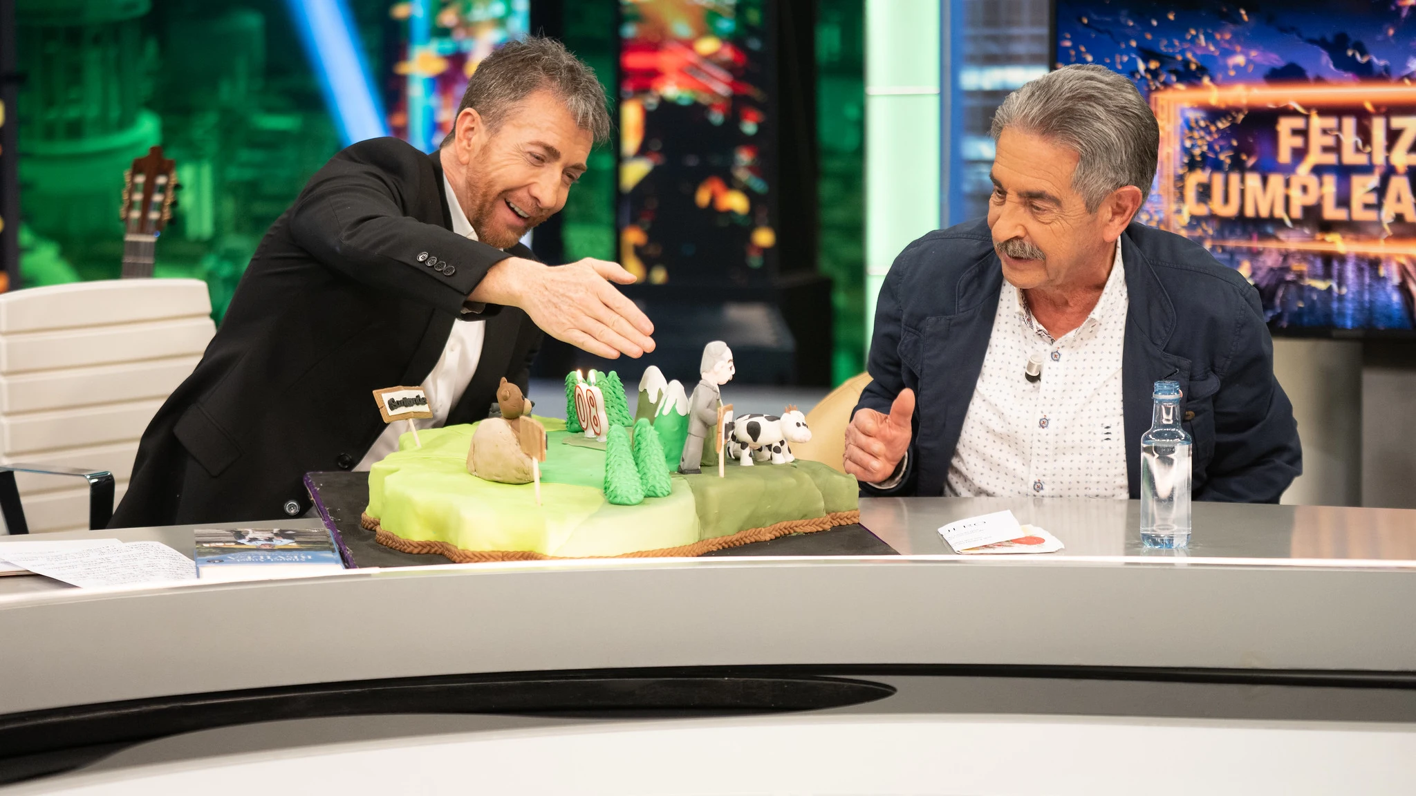 &iexcl;Momento hist&oacute;rico! Miguel &Aacute;ngel Revilla sopla las velas en 'El Hormiguero': "80 a&ntilde;os es un n&uacute;mero que impresiona"