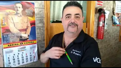 El dueño de un restaurante de Murcia incluye las siglas de Vox en el uniforme de sus empleados El dueño de un restaurante de Murcia incluye las siglas de Vox en el uniforme de sus empleados