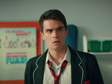 Kaan se hace un corte en la mano para evitar que &Ouml;mer se entere de la verdad sobre el accidente