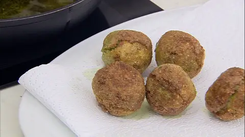 Introduce las bolitas en la sartén y fríelas Introduce las bolitas en la sartén y fríelas