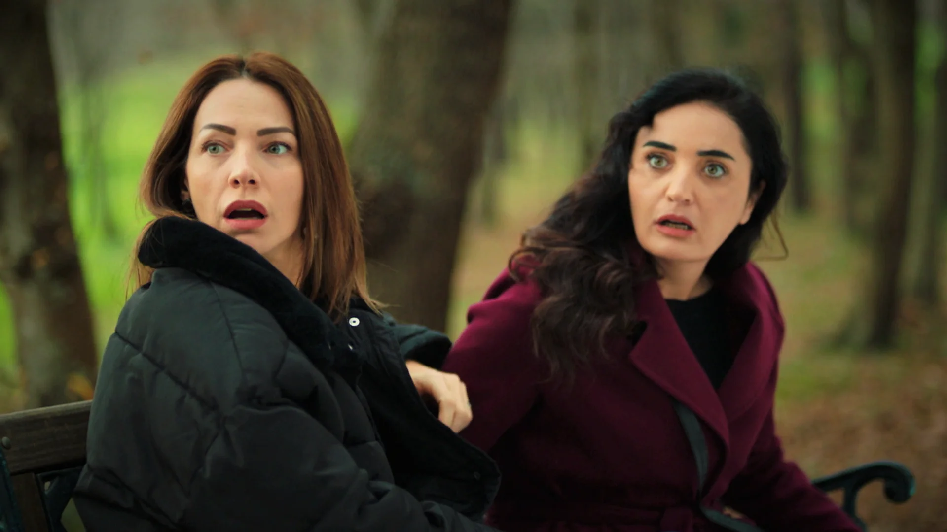 ¡Pillados!: Şengül y Ayla se encuentran con Aybike y Berk juntos y.…¡de la mano! ¡Pillados!: Şengül y Ayla se encuentran con Aybike y Berk juntos y.…¡de la mano!
