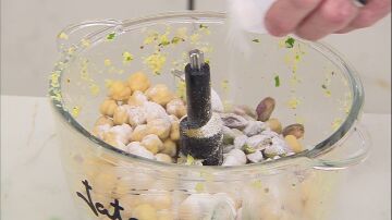 Put the rest of the ingredients in the food processor and grind them again