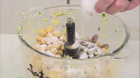 Introduce el resto de los ingredientes en la picadora y vuelve a triturarlos Introduce el resto de los ingredientes en la picadora y vuelve a triturarlos