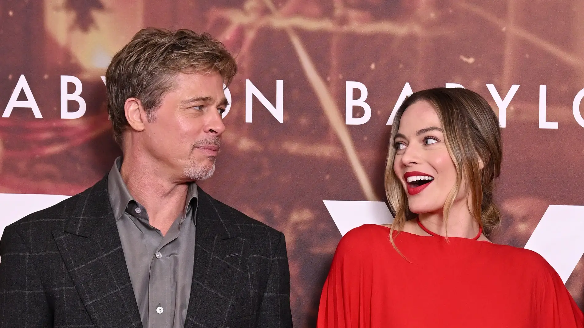 El loco vídeo de Brad Pitt donde sorprende a Margot Robbie haciéndose pasar  por paparazzi en la alfombra de 'Babylon'