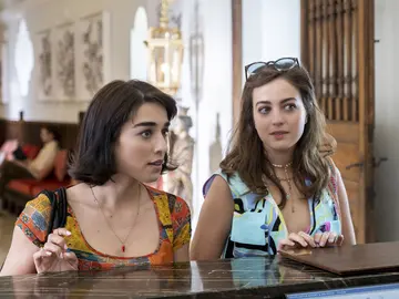 Simona Tabasco y Beatrice Granno en 'The White Lotus' Simona Tabasco y Beatrice Granno en 'The White Lotus'