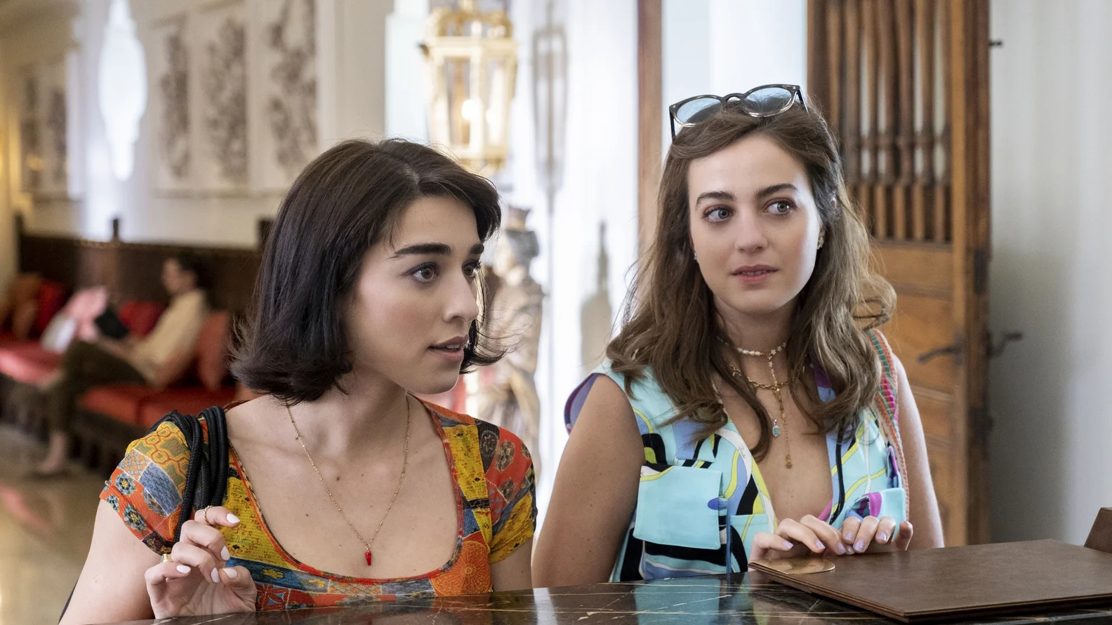 Simona Tabasco y Beatrice Granno en 'The White Lotus' Simona Tabasco y Beatrice Granno en 'The White Lotus'