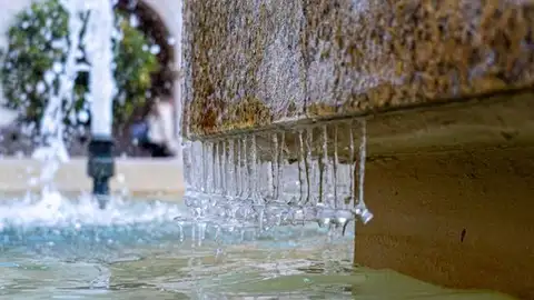 Carámbanos formados por el frío en una fuente de Teruel Carámbanos formados por el frío en una fuente de Teruel