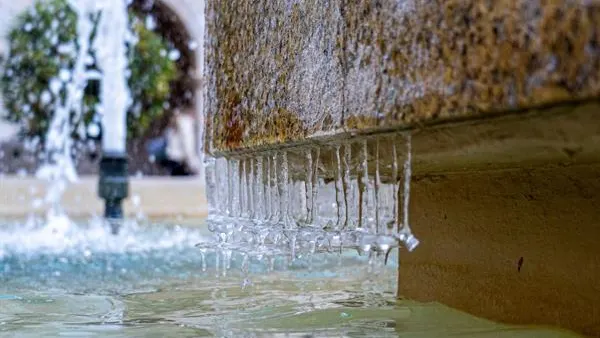 Carámbanos formados por el frío en una fuente de Teruel Carámbanos formados por el frío en una fuente de Teruel