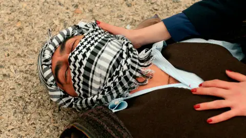 Abdülkadir intenta secuestrar a Betül y Vahap termina por dispararle Abdülkadir intenta secuestrar a Betül y Vahap termina por dispararle