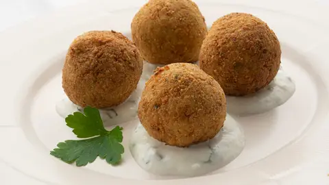 Arguiñano: falafel de pistachos con salsa de yogur Arguiñano: falafel de pistachos con salsa de yogur