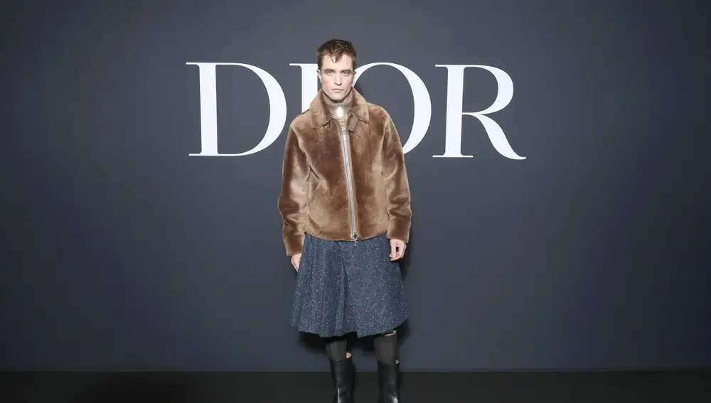 Robert Pattinson en falda en el desfile de Dior