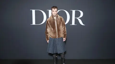 Robert Pattinson en falda en el desfile de Dior Robert Pattinson en falda en el desfile de Dior