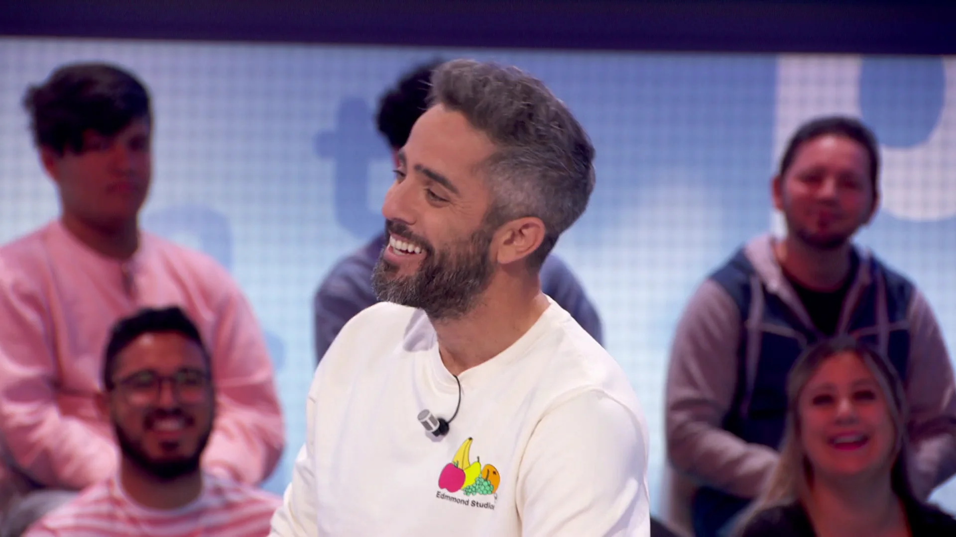 El embarazoso momento de Roberto Leal por &ldquo;aclamaci&oacute;n popular&rdquo;: &iquest;Se quitar&aacute; la camiseta?