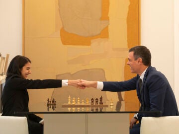 El presidente del Gobierno, Pedro Sánchez, juega una partida de ajedrez con la iraní Sara Khadem