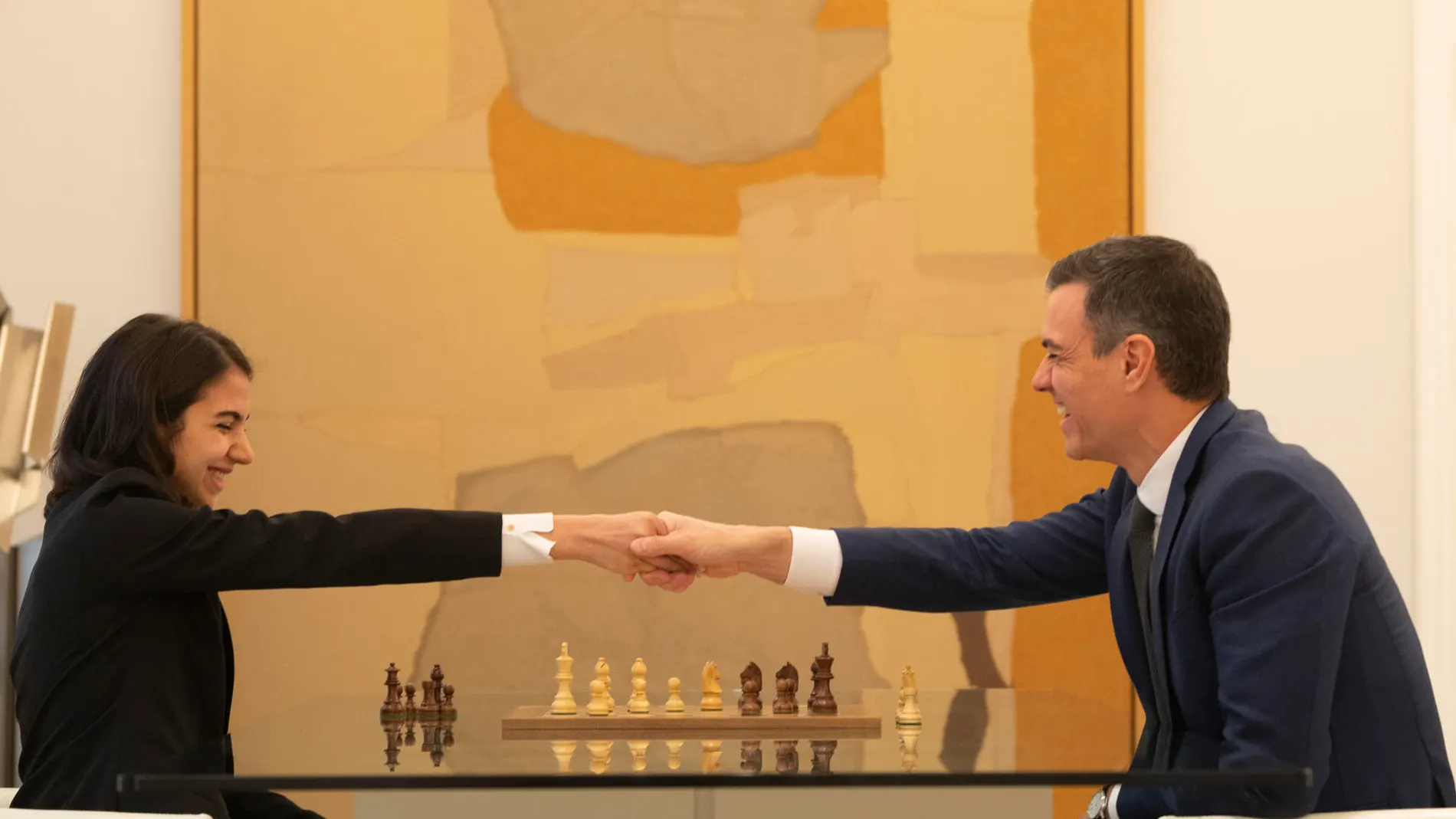 El presidente del Gobierno, Pedro Sánchez, juega una partida de ajedrez con la iraní Sara Khadem